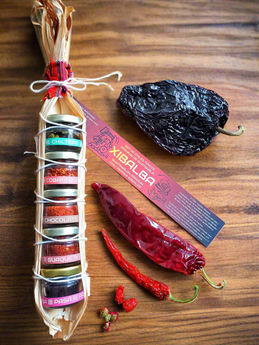 “Chiles secos guatemaltecos en una mesa de madera, tonos rojos y cafés.”