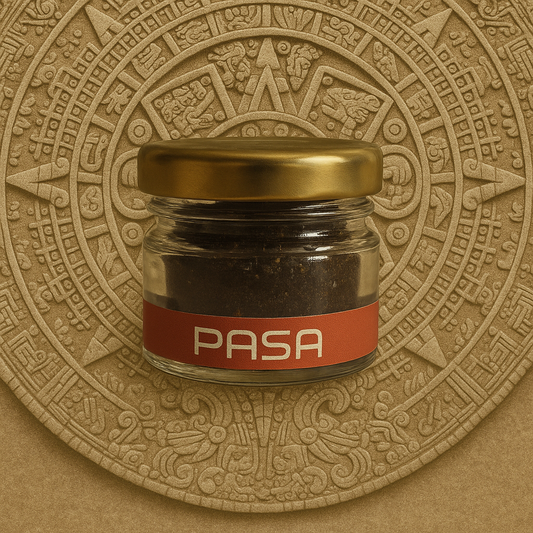 Chile pasa seco, de tono rojo oscuro a negro, con aspecto suave y carnoso.
