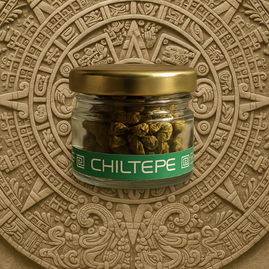 Pequeños chiles chiltepe rojos, frescos y redondos, típicos de Guatemala.
